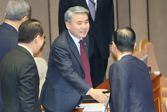 이종섭 국방부 장관이 6일 오후 열린 국회 본회의에서 한덕수 국무총리와 악수하고 있다. 연합뉴스