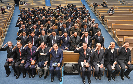 소강석 목사, 김종대 장로 등 새에덴교회 관계자들과 참전유공자회 용인지회 서귀섭 회장을 비롯한 국군 참전 용사들이 5일 위문 행사를 마친 후 기념촬영을 하며 거수 경례를 하고 있다.