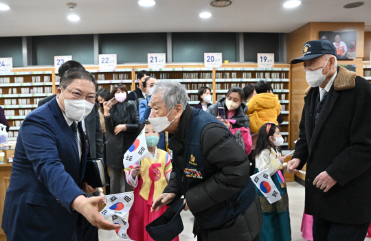 소강석 새에덴교회 목사가 5일 6·25참전 국군용사들을 환영하며 대예배실로 안내하고 있다. 새에덴교회 제공.