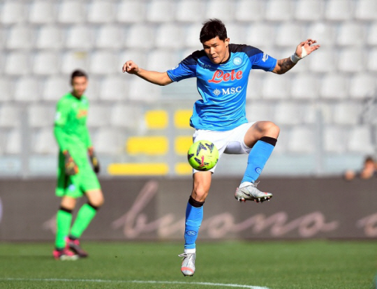 나폴리의 김민재가 5일 오후(한국시간) 이탈리아 라스페치아의 알베르토 피코 경기장에서 열린 스페치아와 이탈리아 세리에A 경기 도중 상대 공격을 저지하고 있다. 로이터연합뉴스