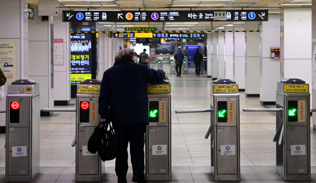 6일 오전 서울 지하철 1호선 종로3가역 개찰구에서 노인으로 보이는 승객이 들어가고 있다. 대구시는 6월부터 도시철도(지하철) 무임승차 대상을 70세 이상으로 상향하기로 했으며 서울시도 지하철 무임승차 연령 상향 필요성에 동조하고 있다.   김호웅 기자