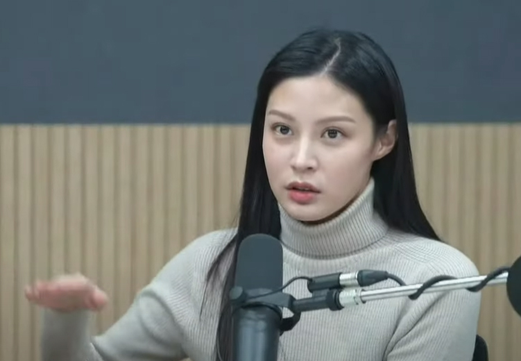 6일 오전 공개된 유튜브 채널 ‘김어준의 겸손은힘들다 뉴스공장’의 방송에서 조국 전 법무부 장관의 딸 조민 씨가 인터뷰를 하고 있다. 유튜브 캡처