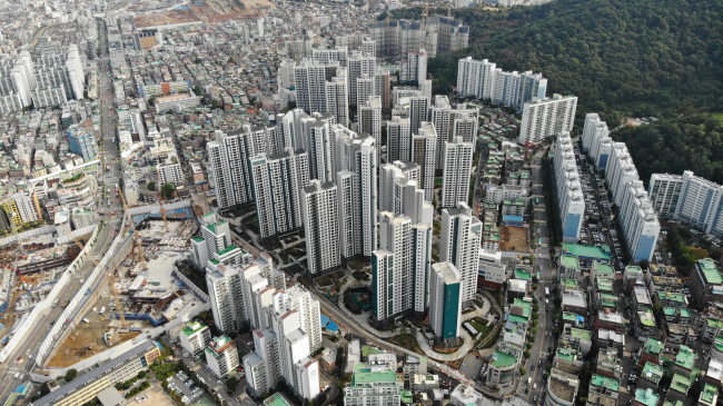 정부가 올해 잇달아 도시정비사업 규제완화에 나서면서 수도권 재개발·재건축사업 활성화에 따른 일반분양 물량이 많이 나올 전망이다.  경기 광명시의 재건축사업으로 들어선 한 아파트단지 모습.  대우건설 제공