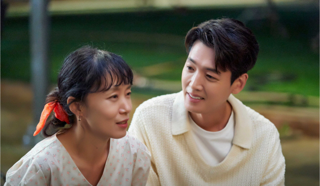 최치열(사진 오른쪽)이 명강의로 머리와 마음의 양식을 대접한다면, 남행선은 건강한 먹거리로 일용할 양식을 준비한다.