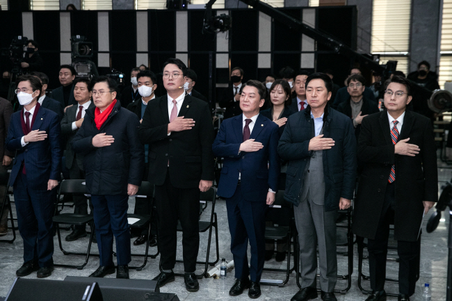 국민의힘 3·8 전당대회 당 대표 후보자들이 7일 오전 서울 강서구 한 방송스튜디오에서 열린 비전발표회에 참석해 국민의례를 하고 있다. 왼쪽부터 조경태·황교안·천하람·안철수·김기현·윤상현 후보.  김동훈 기자