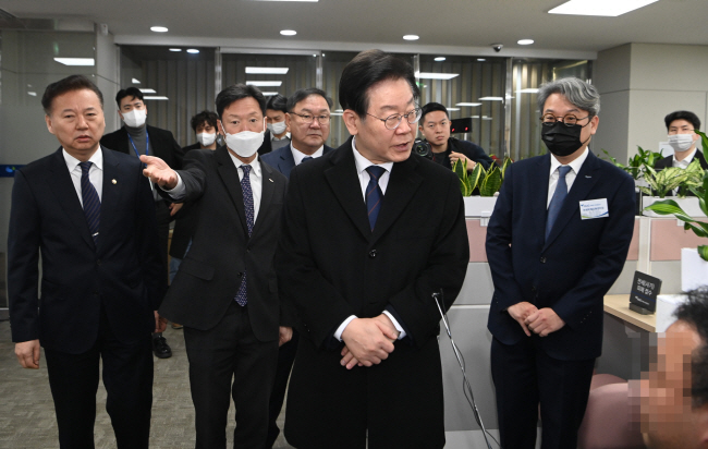 이재명(맨 앞) 더불어민주당 대표가 7일 오전 서울 화곡동 전세사기피해자센터에서 현장간담회를 하기 전 관계자들의 설명을 듣고 있다. 김동훈 기자