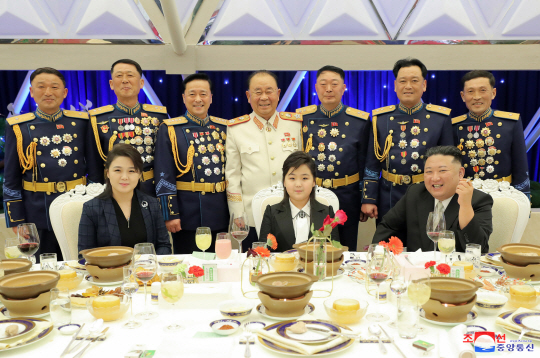 7일 열린 북한 인민군 창건일(건군절) 기념연회에 참석한 김정은 국무위원장 가족. 연합뉴스