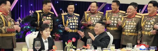 7일 열린 북한 인민군 창건일(건군절) 기념연회에 참석한 김정은 국무위원장과 딸 김주애. 연합뉴스