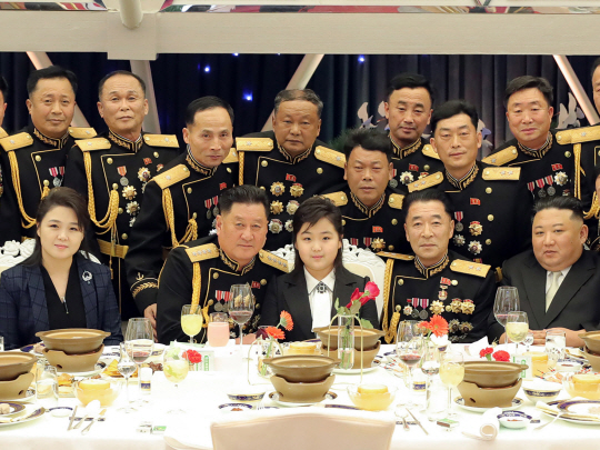 북한의 인민군 창건일(건군절)을 하루 앞두고 7일 열린 건군절 75주년 기념연회에 김정은 북한 국무위원장이 딸 김주애(앞줄 가운데), 부인 리설주(〃 왼쪽) 여사와 함께 참석했다고 조선중앙통신이 8일 보도했다. 연합뉴스