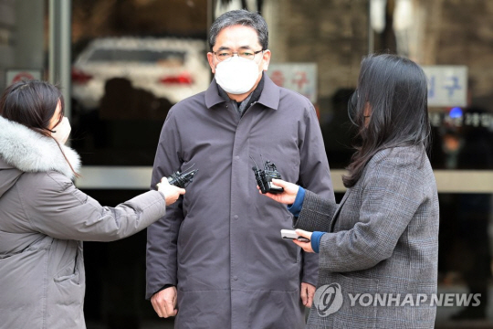 ‘대장동 일당’에게서 아들 퇴직금 등 명목으로 거액의 뇌물을 수수한 혐의를 받은 곽상도 전 국회의원이 지난해 2월 4일 오후 영장실질심사 후 서울중앙지법을 나서고 있다. 연합뉴스