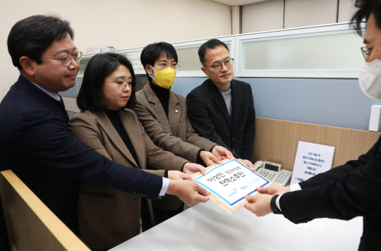 더불어민주당 박주민 단장과 김승원 법률위원장, 정의당 장혜영 원내수석부대표, 기본소득당 용혜인 상임대표가 6일 오후 서울 여의도 국회 의안과에서 ‘이상민 행정안전부 장관 탄핵소추안’ 을 제출하고 있다. 뉴시스
