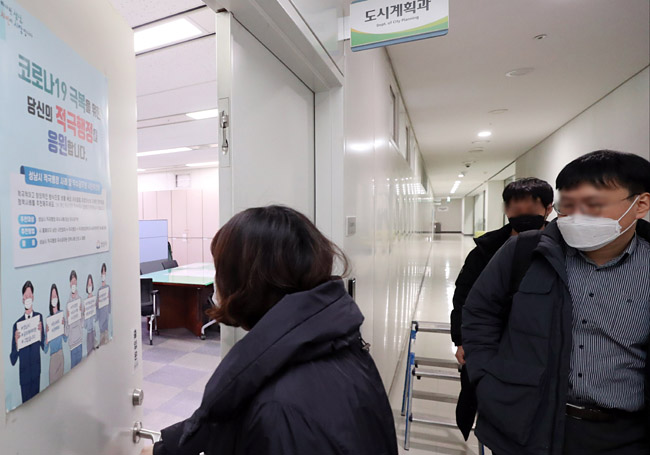 위례 신도시·대장동 개발 비리 의혹을 수사하는 검찰이 ‘백현동 개발 특혜 의혹과 관련해 지난 7일경기 성남시청과 성남도시개발공사, 부동산 개발회사인 아시아디벨로퍼 등 40여 곳을 압수수색 했다. 사진은 압수수색을 위해 성남시청 도시개발과로 들어가는 검찰 관계자들. 연합뉴스