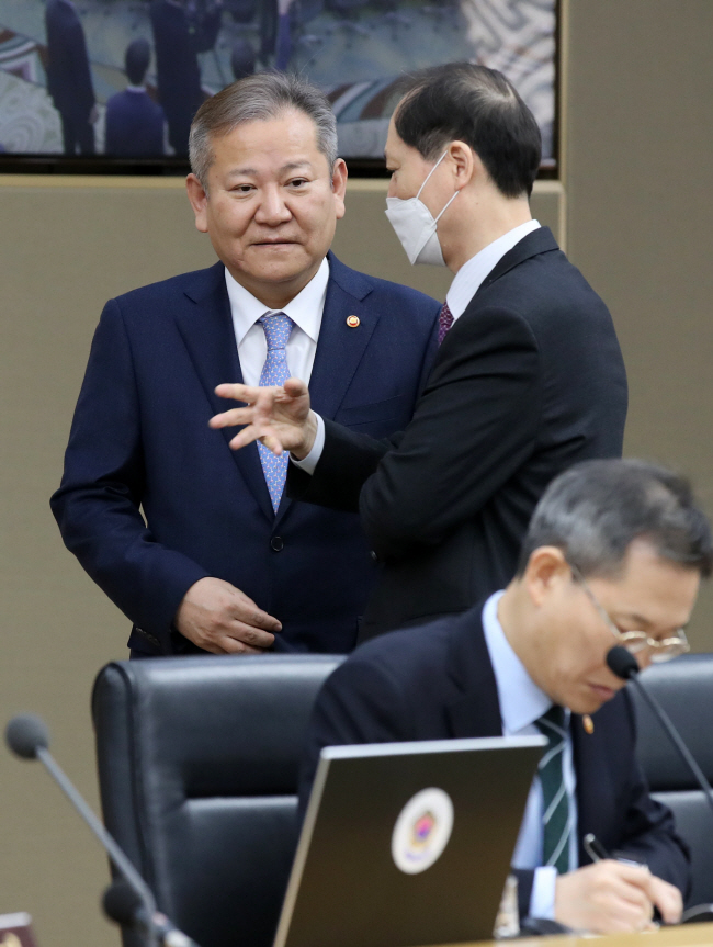 이상민 행정안전부 장관이 지난 7일 오전 정부세종청사에서 열린 국무회의에서 이완규 법제처장과 대화를 나누는 모습. 연합뉴스