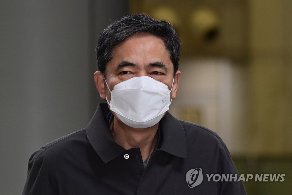 (서울=연합뉴스)  ‘대장동 일당’에게서 아들 퇴직금 등의 명목으로 거액의 뇌물을 수수한 혐의로 재판에 넘겨진 곽상도 전 국회의원이 8일 오후 서울 서초구 서울중앙지법에서 열린 1심 선고 공판에 출석하고 있다. 2023.2.8 [공동취재]