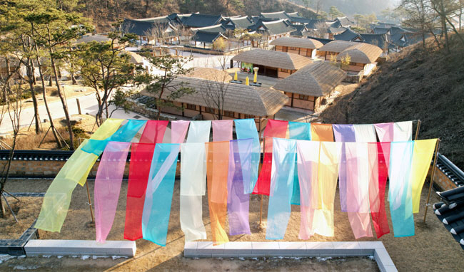 K-문화 테마파크를 표방하는 체험시설 경북 영주 ‘선비세상’의 염색체험 공간. 선비세상은 10∼19일 기획전시실에서 매화분재원의 매화 분재 20여 점을 가져다가 ‘군자를 품은 마음, 매화전(展)’을 연다. 전시에 흥미를 느끼는 관람객들을 매화분재원으로 안내한다.
