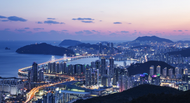 부산의 랜드마크인 광안대교 주변 수영구·해운대구 일대 야경. 부산시는 민선 8기 ‘다시 태어나도 살고 싶은 부산’을 목표로 기업유치 등 다양한 정책에서 성과를 내고 있다.    부산시청 제공