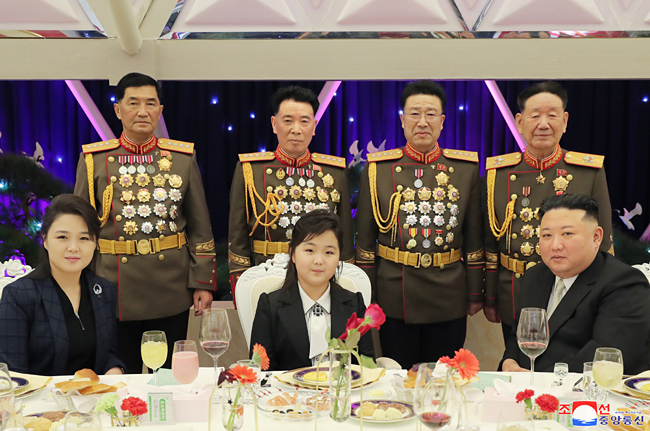 북한 김정은 국무위원장이 딸 김주애(앞줄 가운데)와 함께 건군절(2월 8일) 75주년 기념연회에 참석했다고 조선중앙통신이 8일 보도했다. 연합뉴스