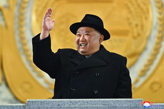 북한이 인민군 창건일(건군절) 75주년인 지난 8일 오후 평양 김일성광장에서 야간열병식을 개최한 가운데 김정은 국무위원장도 이번 열병식에 참석했다. 연합뉴스·조선중앙통신