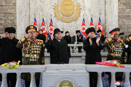북한이 인민군 창건일(건군절) 75주년인 지난 8일 평양 김일성광장에서 열병식을 개최한 가운데 주석단에 오른 김정은 국무위원장의 뒷편, 국무위원장 휘장 바로 아래 딸 김주애의 좌석이 마련돼 있다. 연합뉴스
