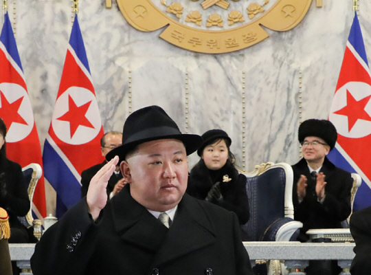 북한이 인민군 창건일(건군절) 75주년인 지난 8일 평양 김일성광장에서 열병식을 개최한 가운데 주석단에서 이를 참관하는 김정은 국무위원장의 뒷편, 국무위원장 휘장 바로 아래 딸 김주애가 자리잡고 있다. 연합뉴스