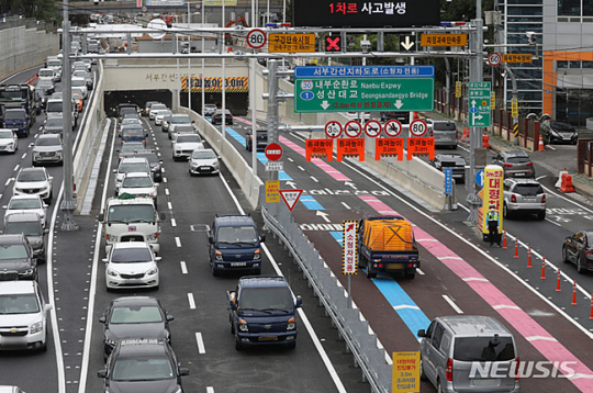 서울 영등포구 양평동과 금천구 독산동을 연결하는 10.33km 왕복 4차로 도로인 서부간선지하도로 출입구 모습. 뉴시스