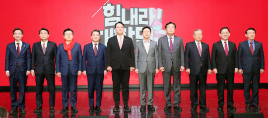 7일 서울 강서구 한 방송 스튜디오에서 열린 국민의힘 제3차 전당대회 후보자 비전 발표회에서 당 지도부와 당 대표 후보들이 기념촬영을 하고 있다. 왼쪽부터 조경태·윤상현·황교안·안철수·천하람·김기현 당대표 후보, 정진석 비상대책위원장, 유흥수 전당대회 선거관리위원장, 주호영 원내대표, 김석기 사무총장. 뉴시스