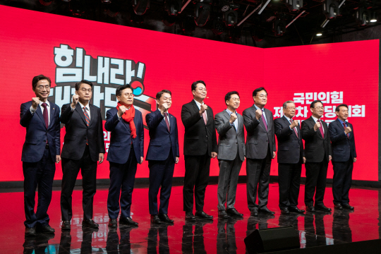 왼쪽부터 조경태·윤상현·황교안·안철수·천하람·김기현 당대표 후보, 정진석 비상대책위원장, 유흥수 전당대회 선거관리위원장, 주호영 원내대표, 김석기 사무총장. 뉴시스