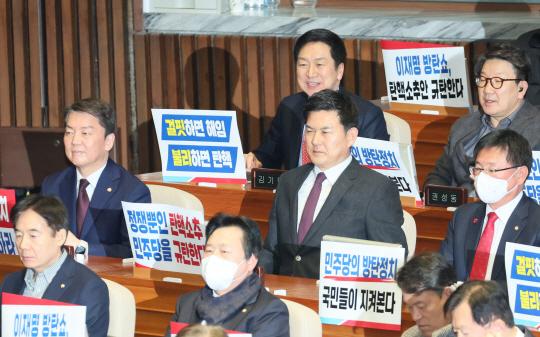 국민의힘 김기현 당대표 후보와 안철수 당대표 후보가 8일 오후 열린 국회 본회의에 출석해 있다. 연합뉴스