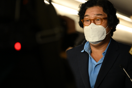 8개월간 도피 끝에 태국에서 붙잡힌 김성태 전 쌍방울그룹 회장이 지난 1월 17일 인천국제공항을 통해 입국하고 있다. 연합뉴스