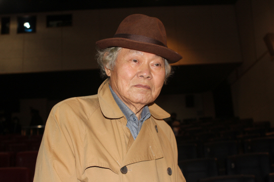 지난해 10월 14일 서울 마포구 상암동 한국영상자료원에서 열린 이우석 동아수출공사 회장의 회고록 출간기념회에 참석한 원로 영화감독 정진우 한국영화복지재단 이사장이 문화일보와의 인터뷰 도중 지난 날을 회상하며 잠시 상념에 잠겨 있다.