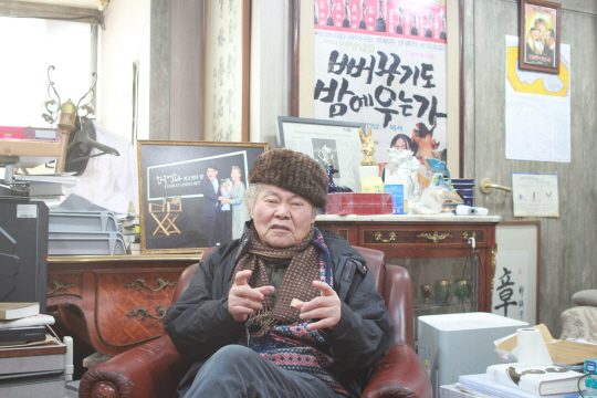 정진우 한국영화복지재단 이사장이 지난해 12월 5일 서울 강남구 신사동 사무실에서 가진 인터뷰에서 "미완성으로 끝난 대작‘여명의 눈동자’를 다시 만들고 싶지만 체력이 따라주지 않아 못하겠다"고 말했다. 그의 뒤로 1980년 개봉해 대종상 9개 부문을 휩쓴 ‘뻐꾸기도 밤에 우는가’포스터가 걸려 있다.