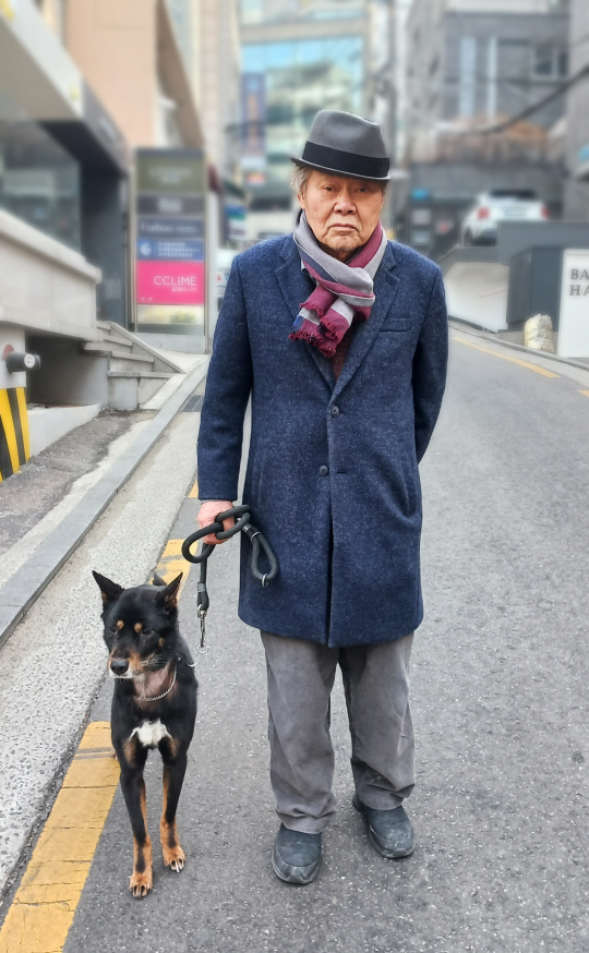 원로 영화감독 정진우 한국영화복지재단 이사장이 지난 7일 서울 강남구 신사동 사무실에서 인터뷰를 마치고 반려견과 함께 산책을 나서고 있다.