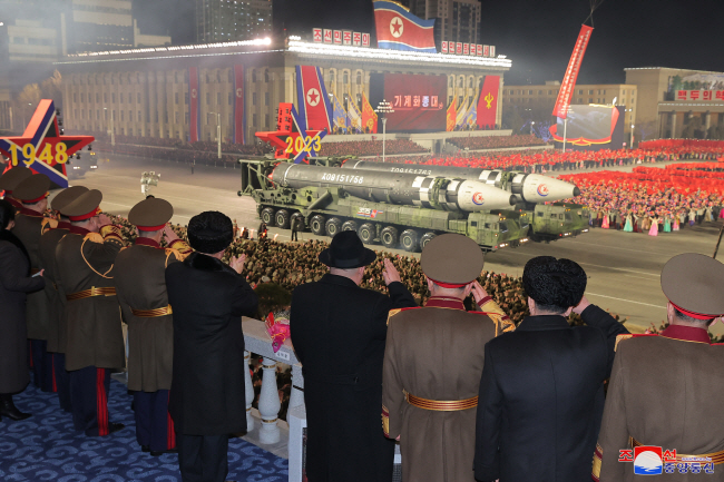 김정은 북한 국무위원장을 비롯한 주석단 지휘부가 8일 평양 김일성광장에서 열린 조선인민군 창건 75주년 기념 야간 열병식에서 대륙간탄도미사일(ICBM) 화성-17형을 탑재한 11륜형 초대형 이동식발사대(TEL) 행렬 사열을 하며 경례하는 모습을 조선중앙통신이 9일 보도했다.  연합뉴스
