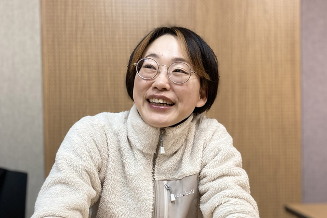 2022 한국문학번역상 웹툰 부분 신인상을 받은 마쓰스에 유키코씨. 그는 한국어를 막 배우는 단계에서 AI의 도움을 받아 구아진 작가의 ‘미래의 골동품 가게’를 일본어로 번역했다고 밝혔다. 박동미 기자