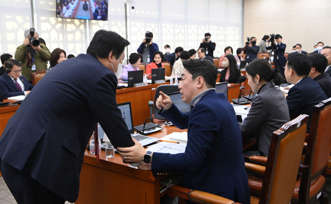 9일 오전 국회 보건복지위원회 전체회의에서 강기윤(왼쪽) 여당 간사와 강훈식 야당 간사가 잠시 얘기를 나누고 있다. 김동훈 기자