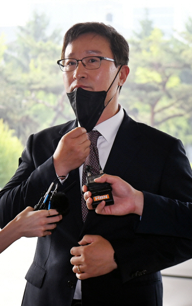 서울중앙지검 청사로 출근하는 길에 기자단의 질문에 답하는 송경호 서울중앙지검장. 문화일보 자료 사진