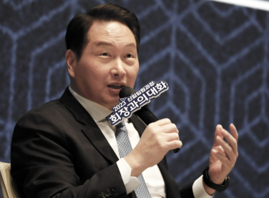 최태원 SK그룹 회장이 지난 3일 워커힐 호텔에서 열린 ‘2023 신임임원과의 대화’에 참석해 신임임원 패널과 토론을 하고 있다. SK그룹 제공. 연합뉴스