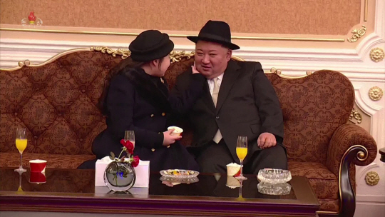 조선중앙TV는 9일 전날 밤 열린 인민군 창건일(건군절) 75주년 기념 열병식을 녹화중계했다. 사진은 열병식 본행사 시작 전 내부 연회실에서 김주애가 아버지 김정은 국무위원장의 얼굴을 만지는 모습. 연합뉴스