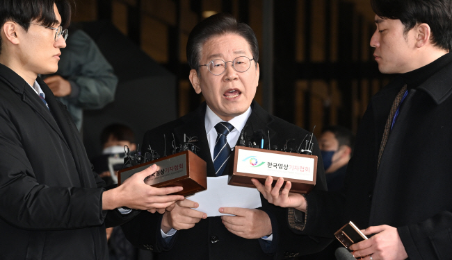 대장동·위례 신도시 개발 비리 특혜 의혹에 휩싸인 이재명 더불어민주당 대표가 10일 오전 피의자 신분으로 서울 서초구 서울중앙지검으로 출석하면서 검찰의 정치탄압 조작 수사라고 주장하고 있다.  김호웅 기자