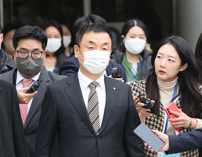 권오수(가운데) 전 도이치모터스 회장이 10일 서울 서초구 서울중앙지법에서 열린 ‘도이치모터스 주가조작’ 혐의 관련 1심 선고를 마치고 법원 밖으로 나서고 있다. 공동취재사진