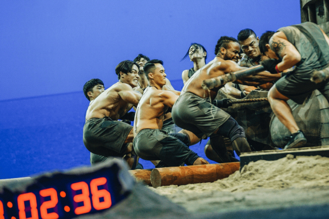 넷플릭스 ‘피지컬:100’이 한국 예능 최초 글로벌 TV쇼 순위 1위에 올랐다.