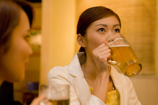 맥주는 흔히 "목으로 마신다"고 표현한다. 그래서 광고에서 ‘목넘김이 좋은 맥주’라고 선전하는 것이다. 실제로 목에는 맛을 느끼는 미뢰가 소량 분포한다. 게티이미지