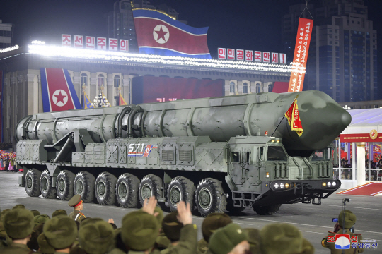 8일 인민군 창건 야간 열병식에 마지막 등장한 고체 연료 대륙간탄도미사일(ICBM)을 실은 이동식발사차량(TEL)이 김일성광장을 행진하는 모습. 조선중앙통신 연합뉴스