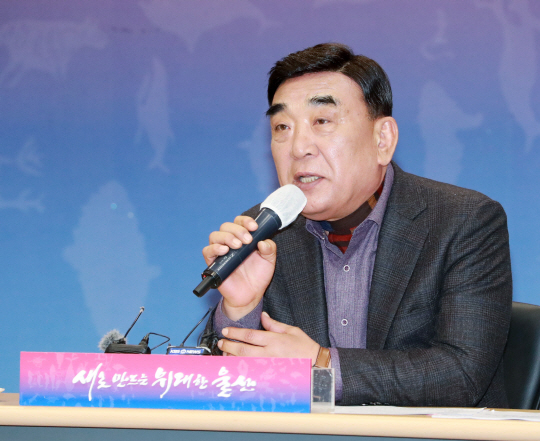 김두겸 울산시장이 13일 울산시청 프레스센터에서 제2회 중앙지방협력회의 결과를 설명하고 있다. 울산시청 제공