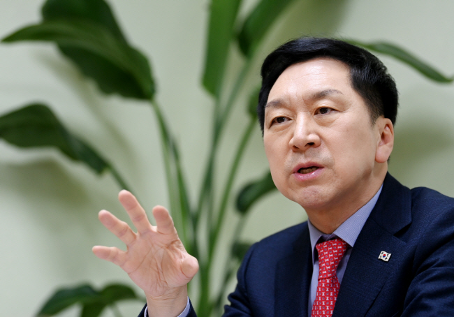 국민의힘 당권 주자인 김기현 의원이 10일 국회 의원회관에서 문화일보와 인터뷰를 갖고 “정통 보수의 뿌리를 지키고 강력한 개혁 드라이브로 총선을 승리로 이끌겠다”고 말하고 있다. 윤성호 기자