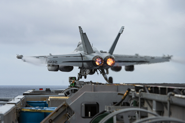 미국과 중국이 ‘정찰풍선’을 놓고 갈등을 겪고 있는 가운데, 미 해군의 전자전기 EA-18G ‘그라울러’가 12일 남중국해에서 항해하고 있는 핵추진 항공모함 니미츠에서 발진하고 있다. 이번 작전에는 항공모함타격단 외에도 마킨아일랜드상륙준비전단(MKI ARG)과 제13 해병원정대(MEU) 부대 등이 참여했다. AP 연합뉴스