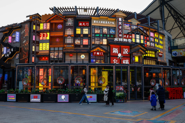 지난 3일 중국 베이징의 한 쇼핑가에서 사람들이 늘어선 식당들을 따라 걷고 있다. 유엔경제사회국은 올해 중국이 ‘리오프닝’한 가운데 국내총생산(GDP)이 지난해 3.0%에서 올해 4.8%로 높아질 것으로 전망했다. EPA 연합뉴스