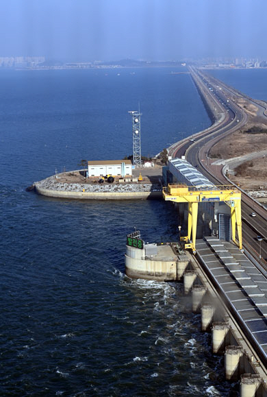 시화호와 서해를 가르는 11.2㎞ 길이의 시화방조제 중간지점에 위치한 시화조력발전소가 ‘발전 중’이라는 표시와 함께 바닷물을 유입하고 있다. 박윤슬 기자