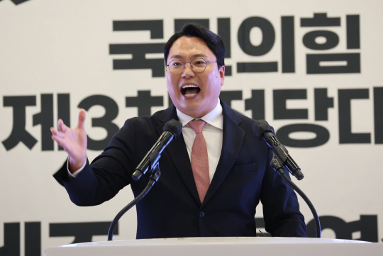 천하람 국민의힘 당대표 후보가 13일 제주도 제주시 퍼시픽호텔에서 열린 ‘힘내라! 대한민국 - 제3차 전당대회 제주 합동연설회’에서 정견발표를 하고 있다. 연합뉴스