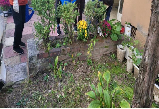 서울 용산구 이촌동 왕궁아파트에서 꽃밭을 가꾸는 모습. 용산구청 제공